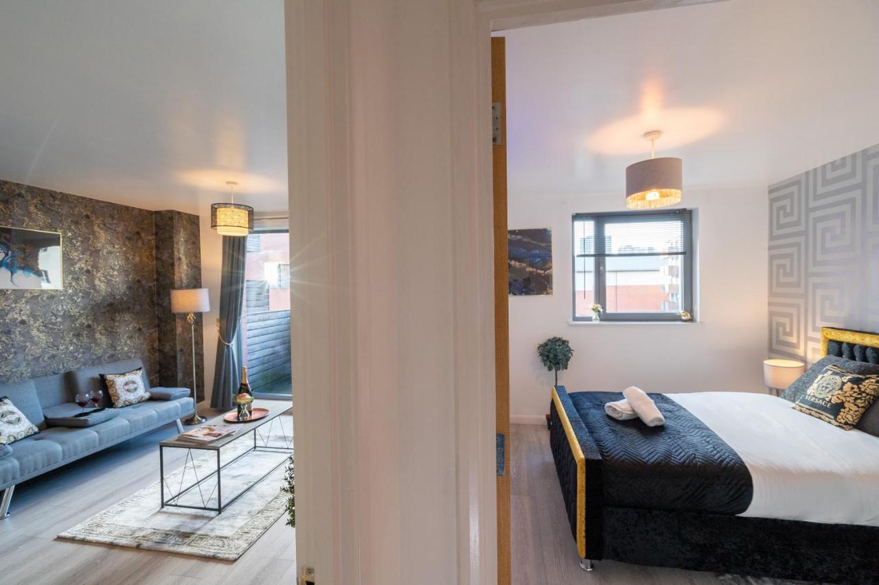 Caliber Stays Birmingham Bliss - Medusa Suite Apartments - Central 2-Bed Retreat - City Attractions, Sleeps 4, Free Netflix, Nearby Parking & Close Proximity - Bullring, Grand Central, The Cube - 5 Minutes Walk 外观 照片