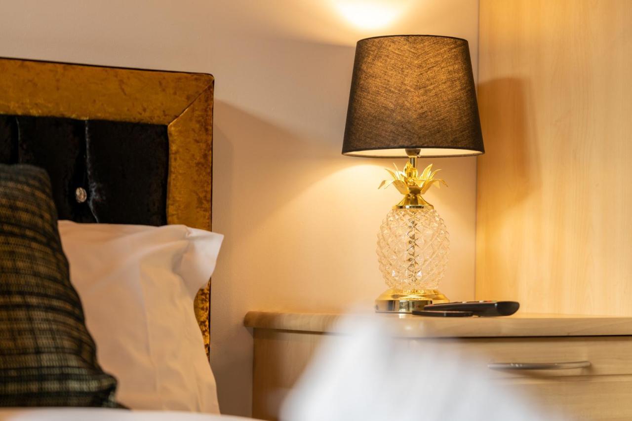Caliber Stays Birmingham Bliss - Medusa Suite Apartments - Central 2-Bed Retreat - City Attractions, Sleeps 4, Free Netflix, Nearby Parking & Close Proximity - Bullring, Grand Central, The Cube - 5 Minutes Walk 外观 照片