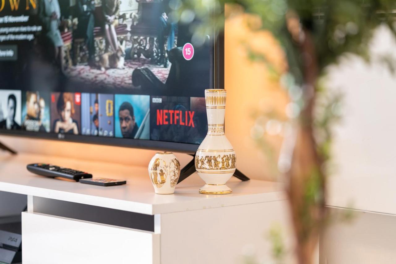 Caliber Stays Birmingham Bliss - Medusa Suite Apartments - Central 2-Bed Retreat - City Attractions, Sleeps 4, Free Netflix, Nearby Parking & Close Proximity - Bullring, Grand Central, The Cube - 5 Minutes Walk 外观 照片